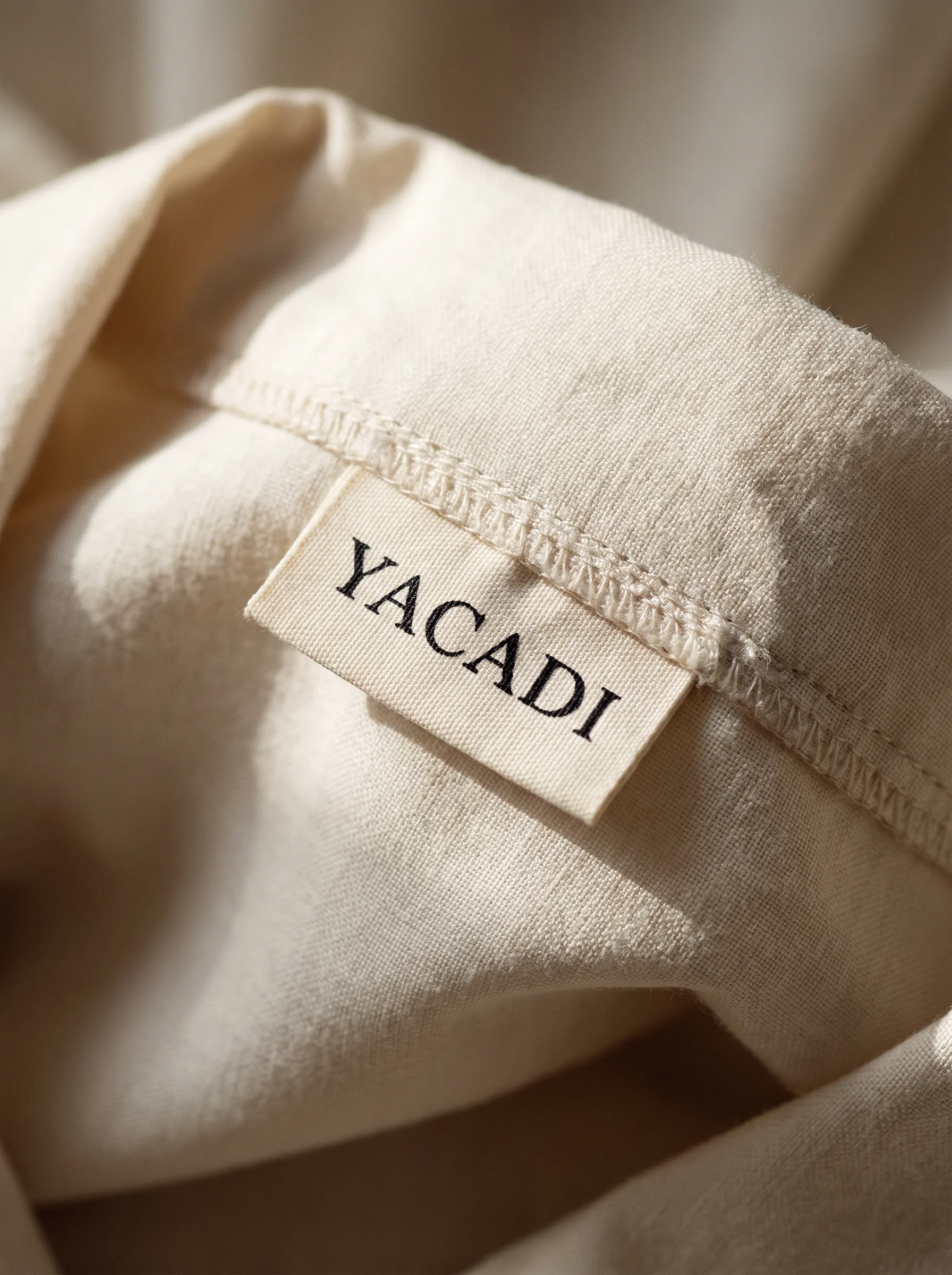 Etiqueta YACADI cosida en prenda de confección propia.